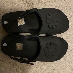 Black floral platform sandal